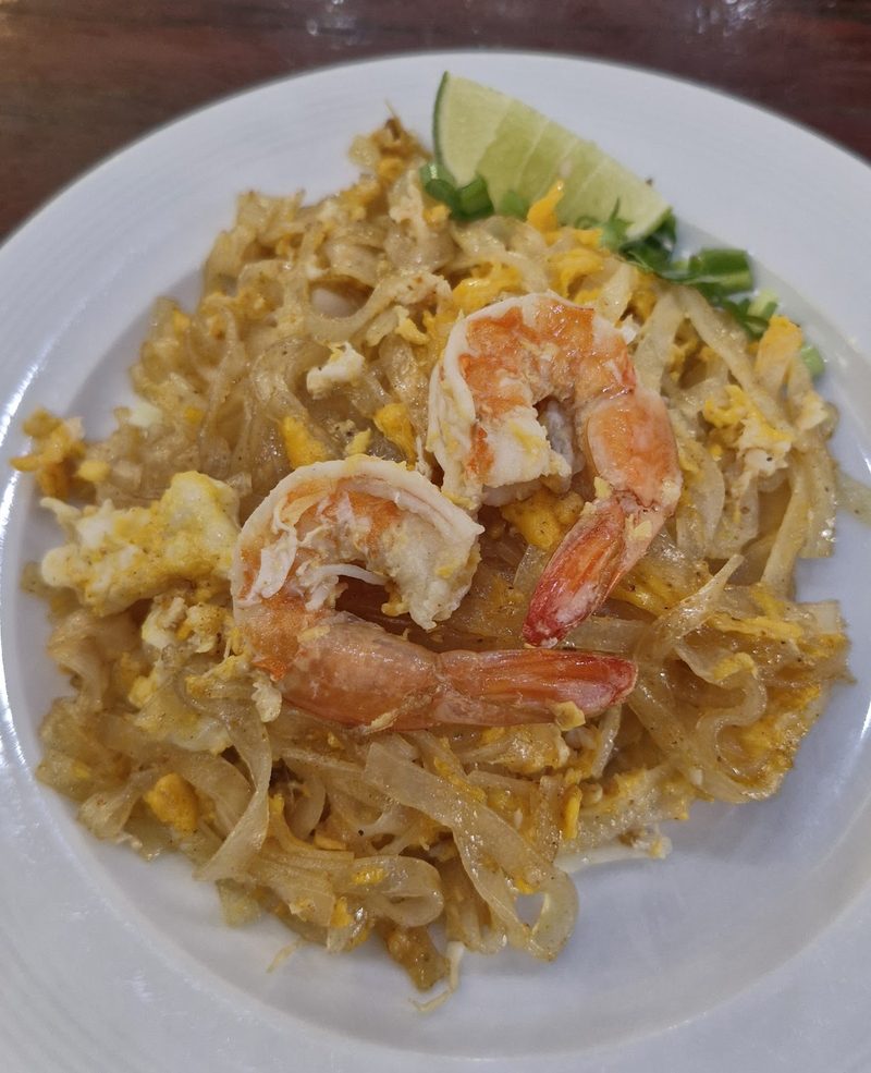 ผัดไทยเส้นนุ่มกับกุ้งและมะนาวซีก