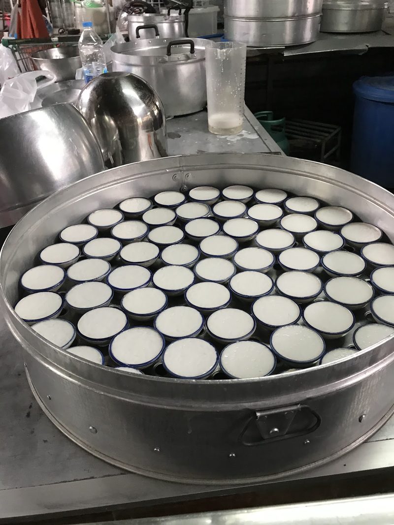 ขนมถ้วยเรียงเต็มลังถึงกลม
